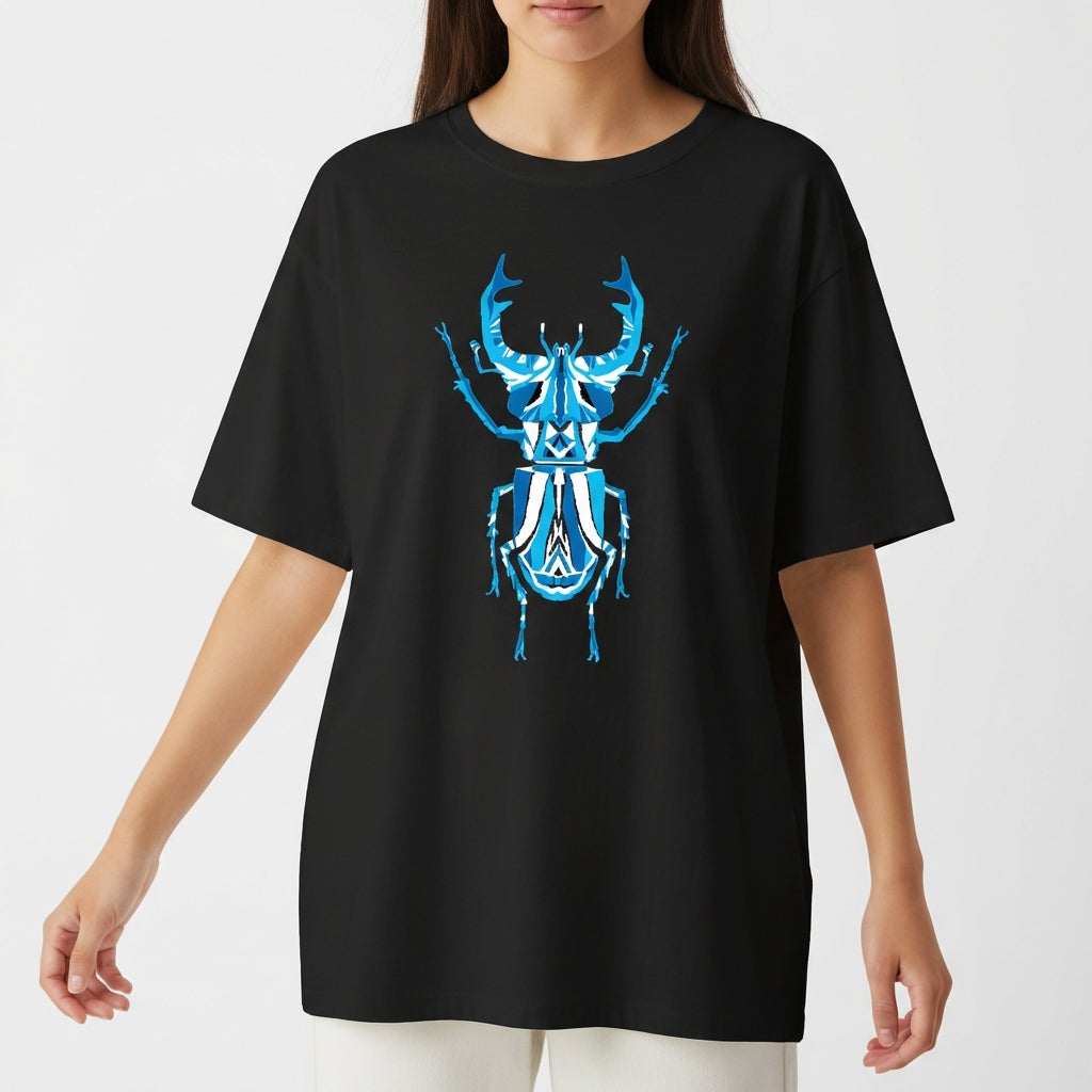 Camiseta com estampa frontal de um besouro estilizado em um design geométrico composto por linhas intricadas e contrastantes, destacando-se pelo formato detalhado.