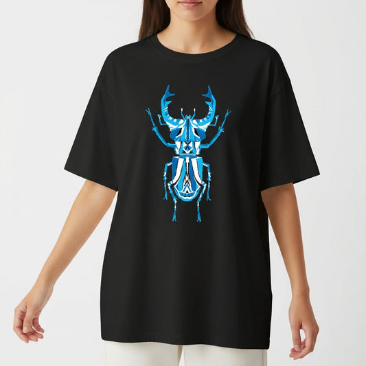 Camiseta com estampa frontal de um besouro estilizado em um design geométrico composto por linhas intricadas e contrastantes, destacando-se pelo formato detalhado.