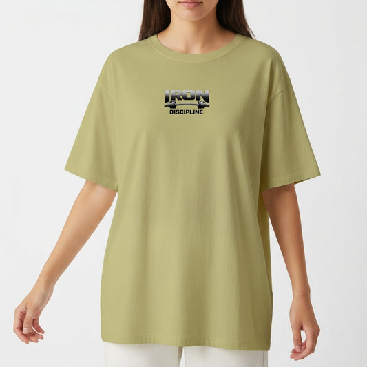 Camiseta com estampa frontal de "IRON DISCIPLINE" em estilo metálico e estampa traseira com "SEM DESCULPAS" em texto destacado acima de "IRON DISCIPLINE".