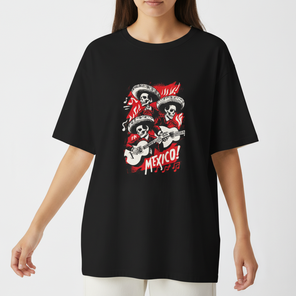 Camiseta com estampa frontal de três esqueletos vestindo sombreros e tocando violão, rodeados por notas musicais e a palavra "Mexico!" em destaque.