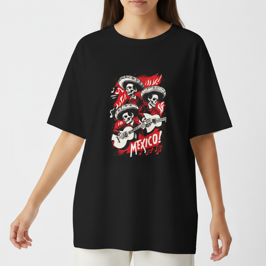 Camiseta com estampa frontal de três esqueletos vestindo sombreros e tocando violão, rodeados por notas musicais e a palavra "Mexico!" em destaque.
