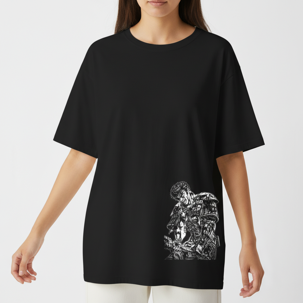 Camiseta com estampa frontal de personagem em armadura detalhada e estampa traseira com texto estilizado em escrita gótica chamativa.