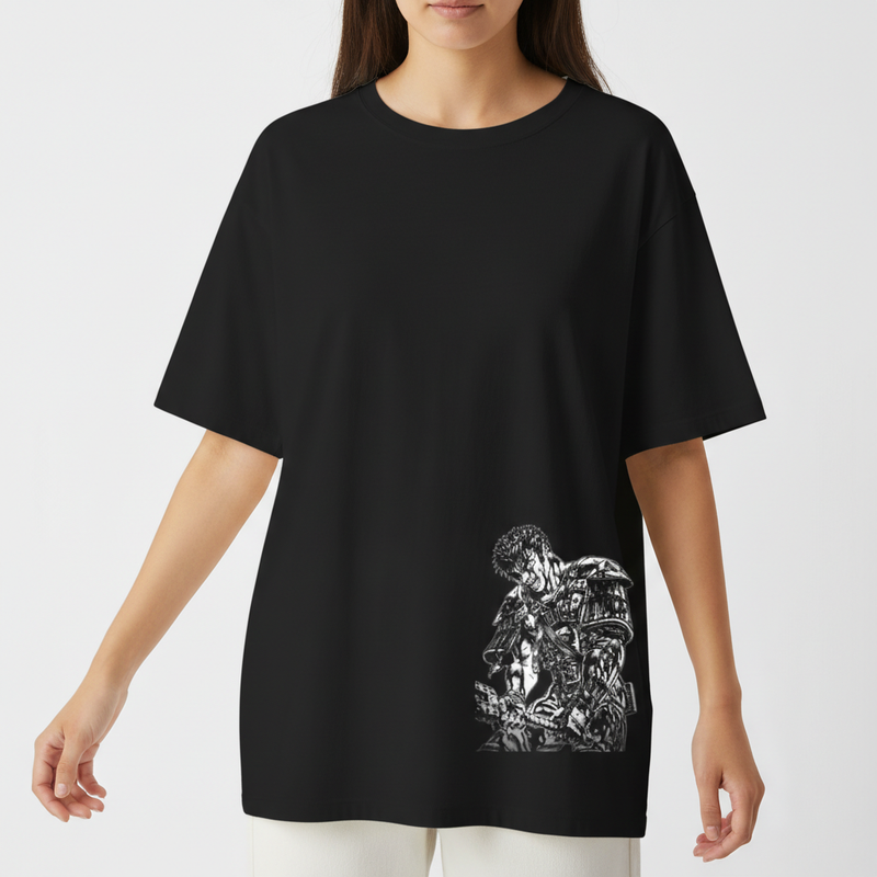 Camiseta com estampa frontal de personagem em armadura detalhada e estampa traseira com texto estilizado em escrita gótica chamativa.