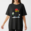 Camiseta com estampa frontal de um par de óculos amarelos e um boné vermelho, acompanhados por luvas brancas segurando uma bebida e tênis azuis animados.