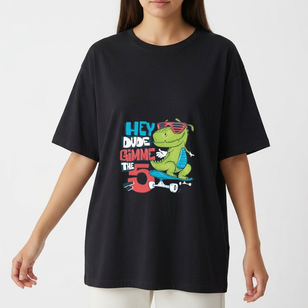 Camiseta com estampa frontal de um dinossauro andando de skate, usando óculos de sol e ao lado das palavras "Hey Dude Gimme the 5".
