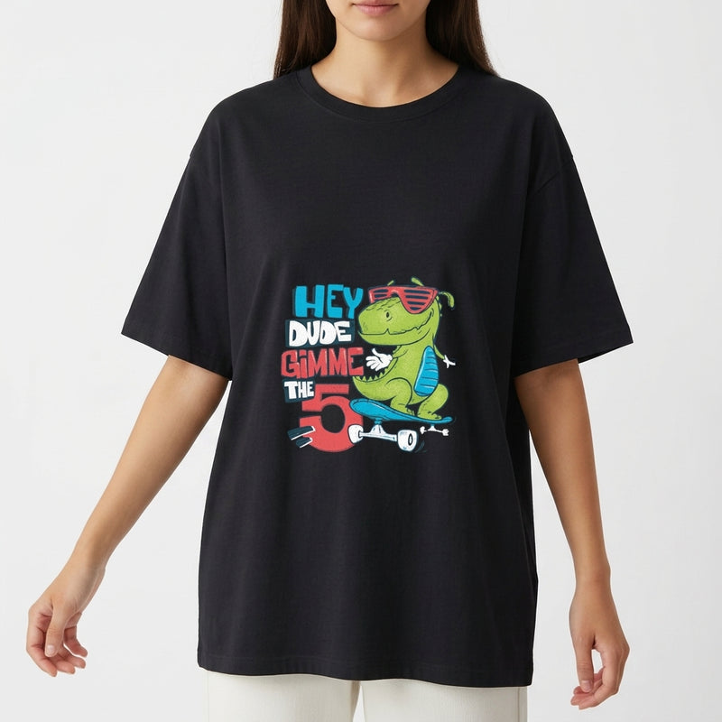Camiseta com estampa frontal de um dinossauro andando de skate, usando óculos de sol e ao lado das palavras "Hey Dude Gimme the 5".