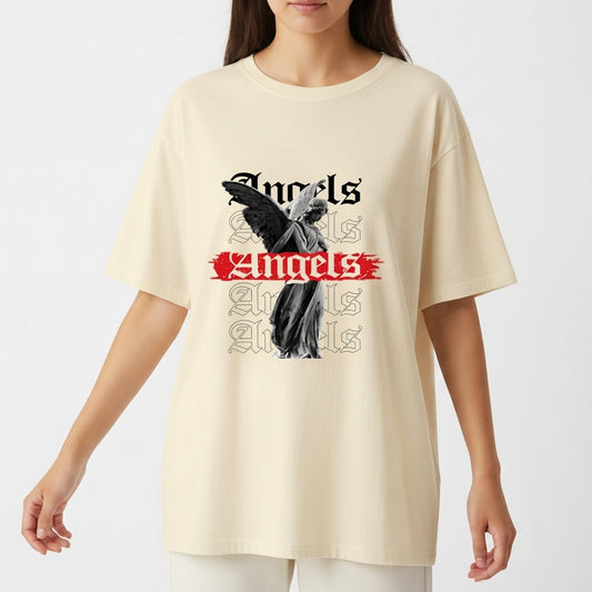 Camiseta com estampa frontal de uma estátua angelical em detalhes sombreados, sobreposta à palavra "Angels" repetida em tipografia gótica com destaque.