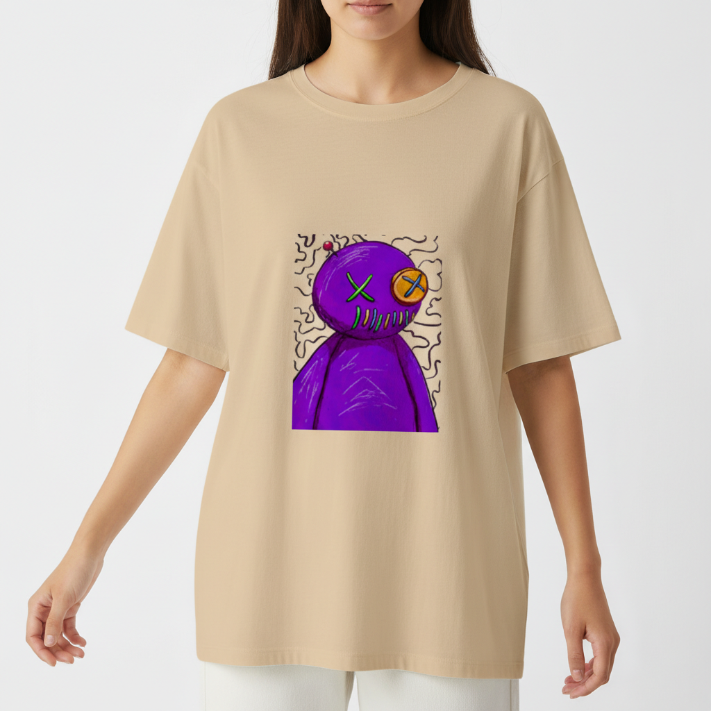 Camiseta com estampa frontal de figura abstrata roxa com cabeça redonda, olhos cruzados, boca costurada, sobre fundo com linhas onduladas pretas.