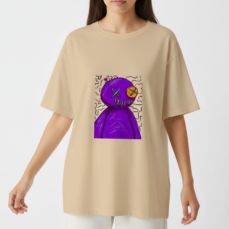 Camiseta com estampa frontal de figura abstrata roxa com cabeça redonda, olhos cruzados, boca costurada, sobre fundo com linhas onduladas pretas.