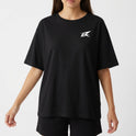 Camiseta com estampa frontal de um desenho estilizado em forma de zigzag e estampa traseira de texto "JESUS IS KING" sobre uma estrela estilizada.