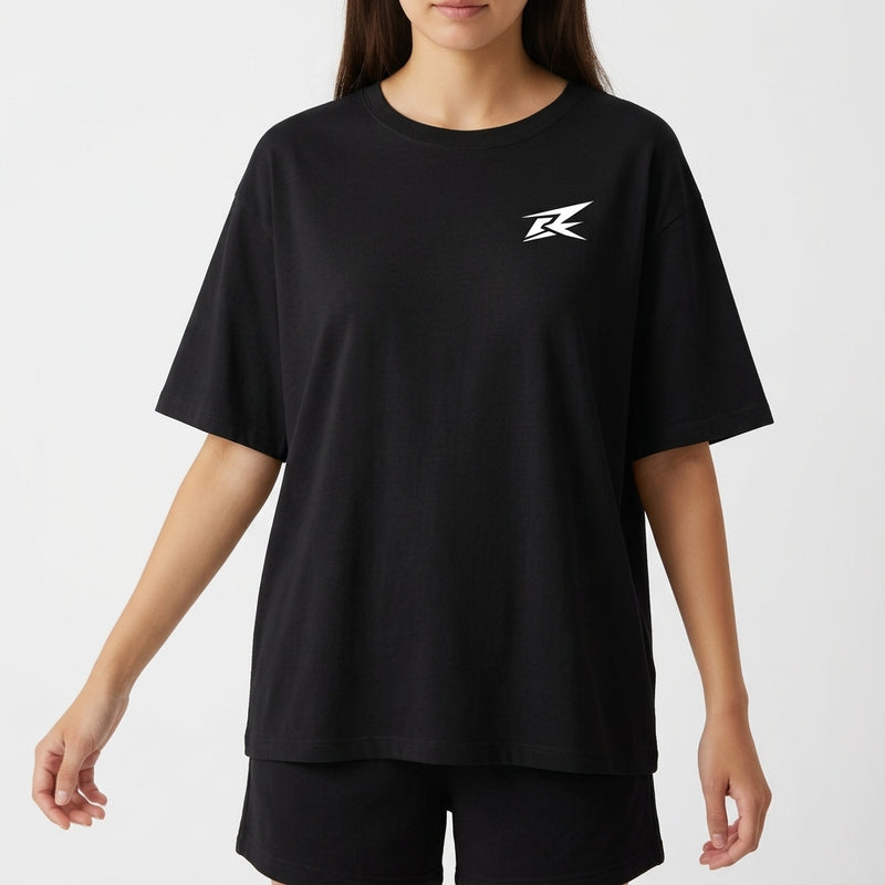 Camiseta com estampa frontal de um desenho estilizado em forma de zigzag e estampa traseira de texto "JESUS IS KING" sobre uma estrela estilizada.