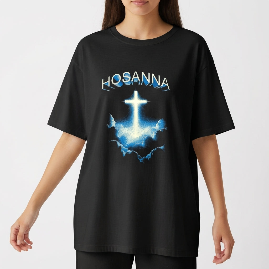 Camiseta com estampa frontal de cruz radiante em meio a nuvens, com a palavra "HOSANNA" em destaque na parte superior.