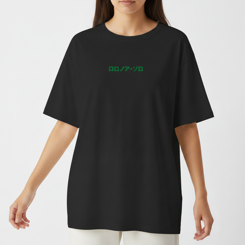 Camiseta com estampa frontal de caracteres estilizados e estampa traseira de figura guerreira empunhando espadas, rodeada por um redemoinho vibrante.