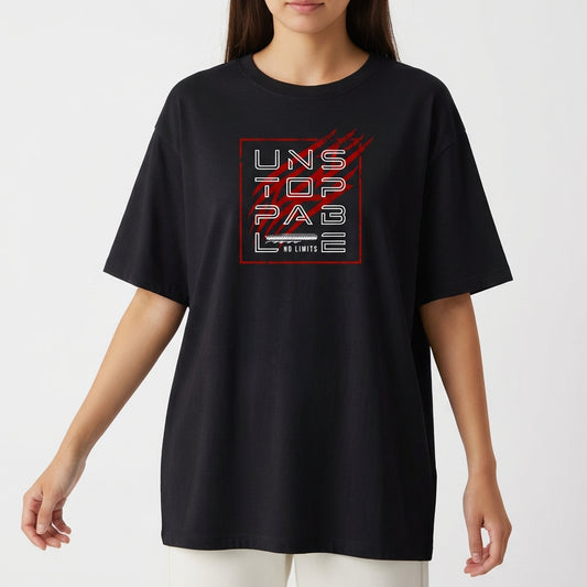 Camiseta com estampa frontal de palavras estilizadas rodeadas por traços dinâmicos e linhas diagonais, destacando a expressão "UNSTOPPABLE" e a frase "NO LIMITS".