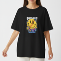 Camiseta com estampa frontal de rosto sorridente derretendo, atravessado por raio, rodeado por elementos gráficos coloridos e frase "Forget Your Problem".