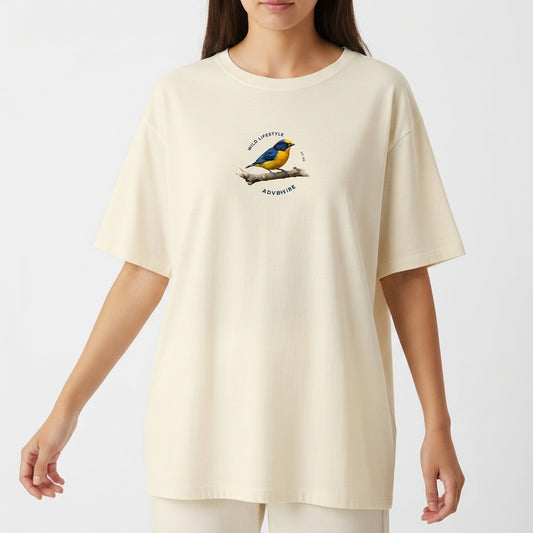 Camiseta com estampa frontal de um pássaro sobre um galho, rodeado por um texto circular e estampa traseira de um pássaro com texto "Fim Fim Zoowear".