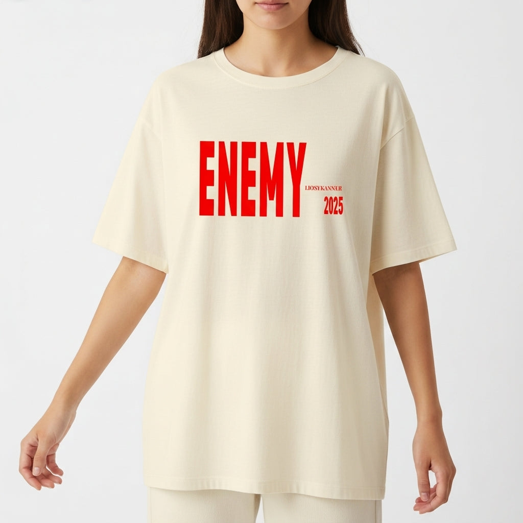 Camiseta com estampa frontal de "ENEMY LONDON 2025" em letras grandes e arrojadas.