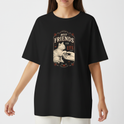 Camiseta com estampa frontal de um gato e um cachorro deitados lado a lado, com a inscrição "Best Friends for Life" em letras estilizadas.