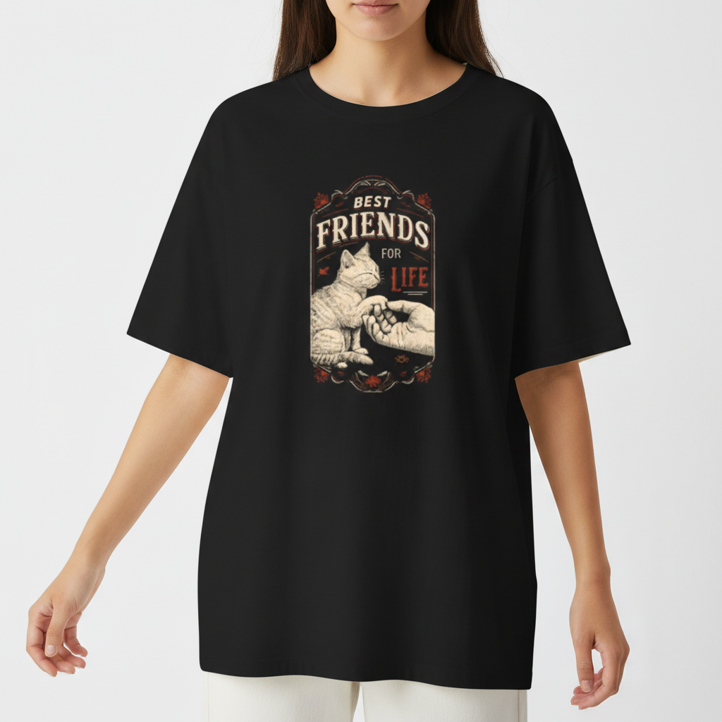 Camiseta com estampa frontal de um gato e um cachorro deitados lado a lado, com a inscrição "Best Friends for Life" em letras estilizadas.