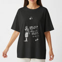 Camiseta com estampa frontal de personagem em pose reflexiva e texto japonês, e estampa traseira de quadrinhos com cenas de personagens e falas.