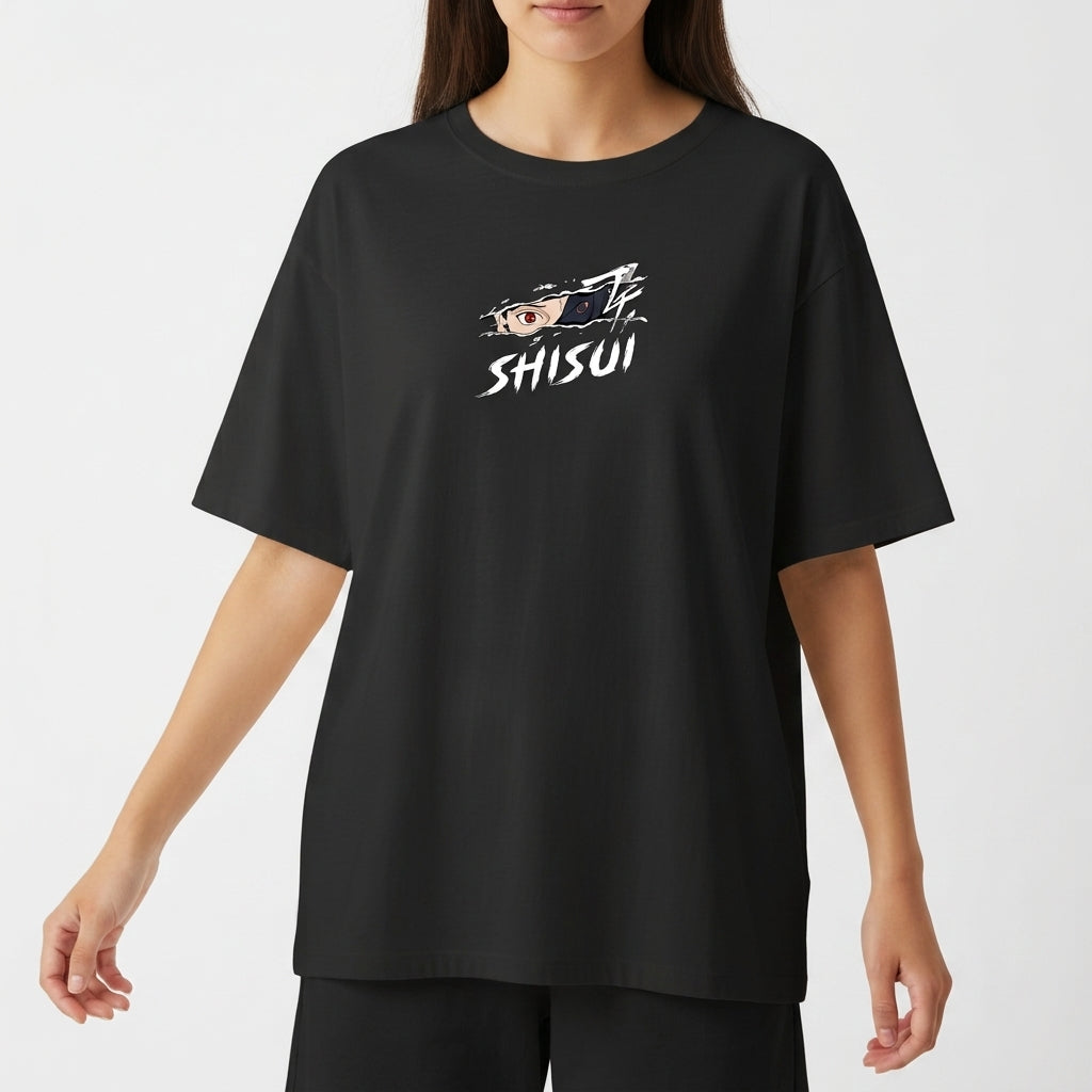 Camiseta com estampa frontal de olho estilizado e texto "SHISUI" e estampa traseira de personagem com expressão intensa, fundo geométrico e escrita em japonês.