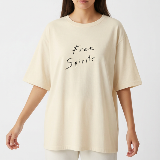 Camiseta com estampa frontal de texto "Free Spirits" em fonte cursiva fluida e estampa traseira discreta com texto "Grateful & Bohemian" em estilo manuscrito.