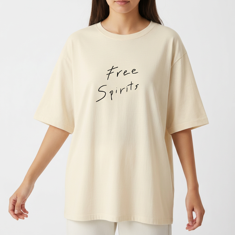 Camiseta com estampa frontal de texto "Free Spirits" em fonte cursiva fluida e estampa traseira discreta com texto "Grateful & Bohemian" em estilo manuscrito.