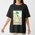Camiseta com estampa frontal de uma personagem de cabelo verde em posição destacada, com um sol sorridente e prédios ao fundo sob um céu claro.
