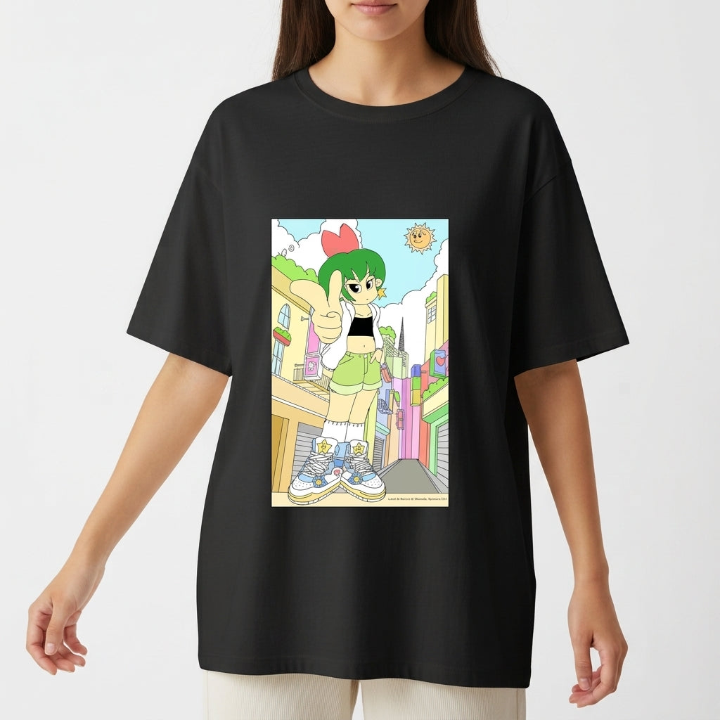 Camiseta com estampa frontal de uma personagem de cabelo verde em posição destacada, com um sol sorridente e prédios ao fundo sob um céu claro.