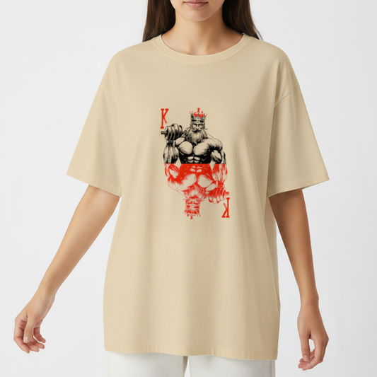 Camiseta com estampa frontal de uma carta de baralho representando um rei musculoso segurando um haltere, destacando elementos de força e majestade.