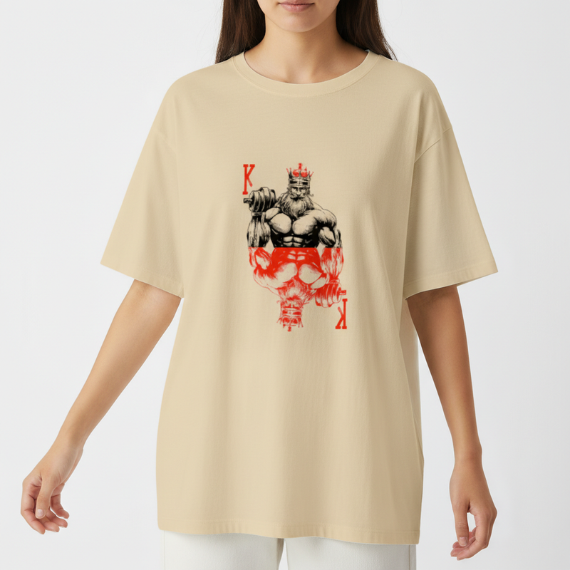 Camiseta com estampa frontal de uma carta de baralho representando um rei musculoso segurando um haltere, destacando elementos de força e majestade.