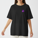 Camiseta com estampa frontal de criatura fantástica com aura mística e estampa traseira de personagem roxo de expressão intensa e texto estilizado.