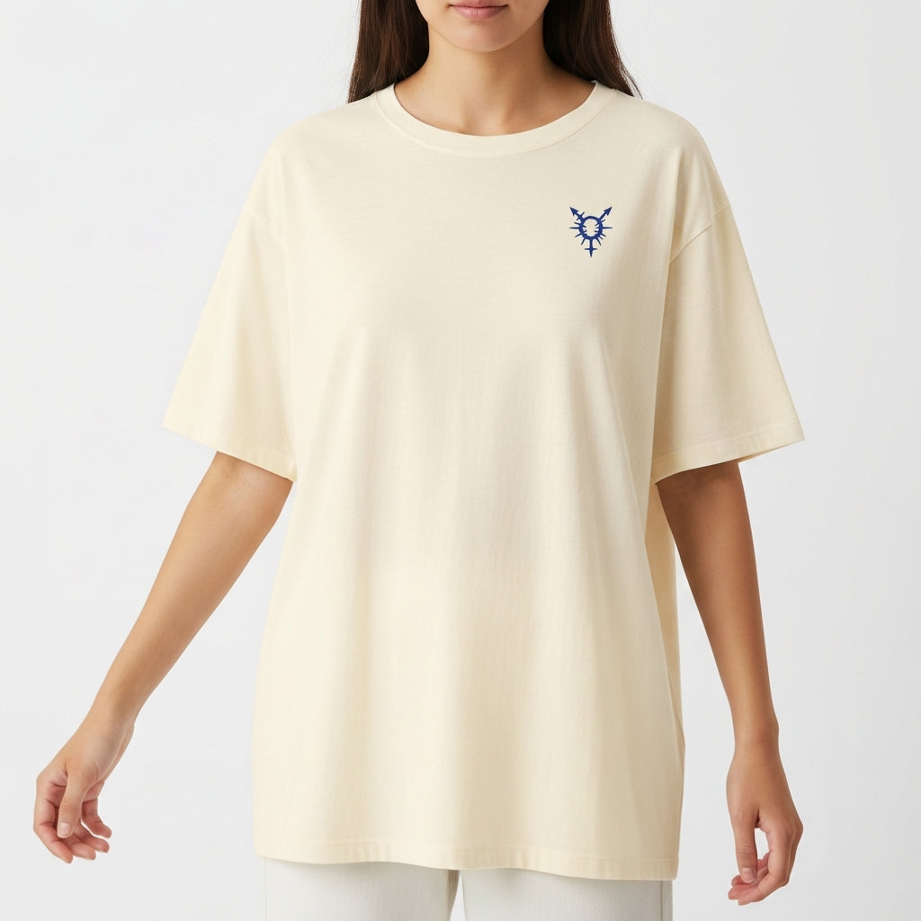 Camiseta com estampa frontal de símbolo abstrato pontiagudo e estampa traseira de cartas de baralho com "ELE QUEM? ELA/DELA" em estilo criativo.