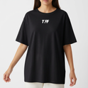 Camiseta com estampa frontal de "TIFF" estilizado e estampa traseira de "TEAM FF" em letras maiúsculas.