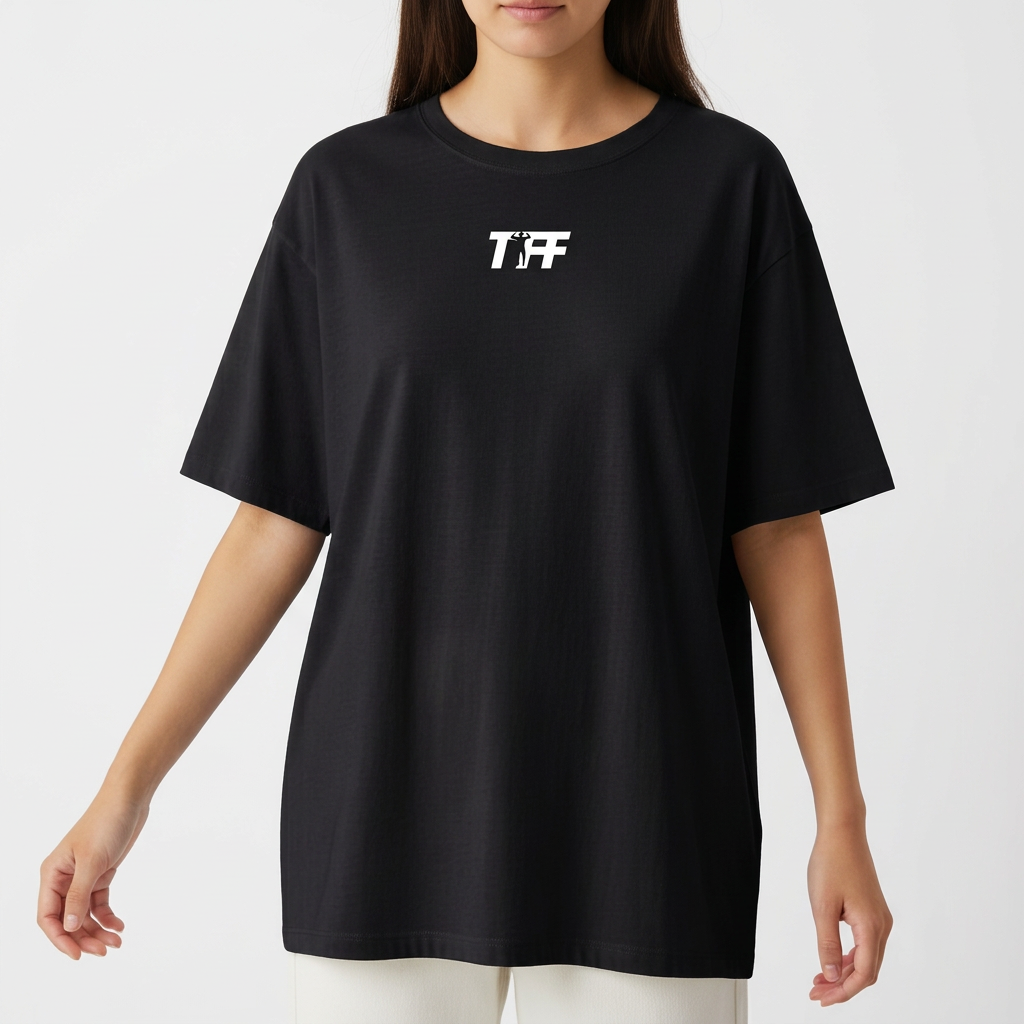 Camiseta com estampa frontal de "TIFF" estilizado e estampa traseira de "TEAM FF" em letras maiúsculas.