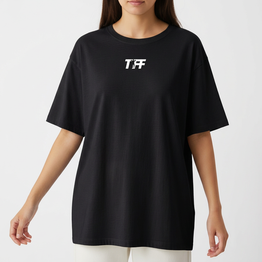 Camiseta com estampa frontal de "TIFF" estilizado e estampa traseira de "TEAM FF" em letras maiúsculas.