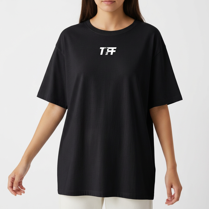 Camiseta com estampa frontal de "TIFF" estilizado e estampa traseira de "TEAM FF" em letras maiúsculas.