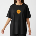 Camiseta com estampa frontal de uma flor amarela detalhada, com pétalas bem definidas e sobreposição harmoniosa, formando um design centralizado.