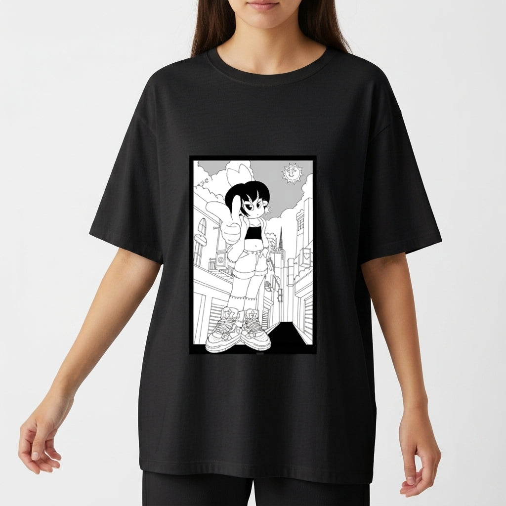 Camiseta com estampa frontal de personagem em estilo cartoon, com cabelo longo, fazendo sinal de paz em uma rua urbana com edifícios detalhados ao fundo.