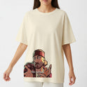 Camiseta com estampa frontal de personagem usando bandana e camisa, com expressão facial intrigante e gesto de mãos abertas; texto "Feijão com Farinha".