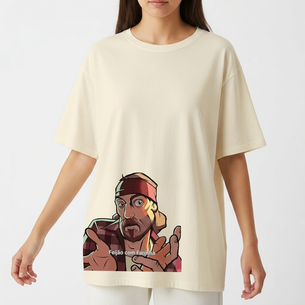 Camiseta com estampa frontal de personagem usando bandana e camisa, com expressão facial intrigante e gesto de mãos abertas; texto "Feijão com Farinha".