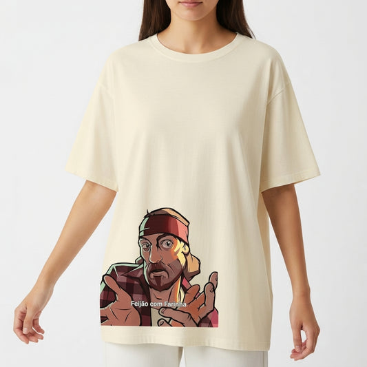 Camiseta com estampa frontal de personagem usando bandana e camisa, com expressão facial intrigante e gesto de mãos abertas; texto "Feijão com Farinha".