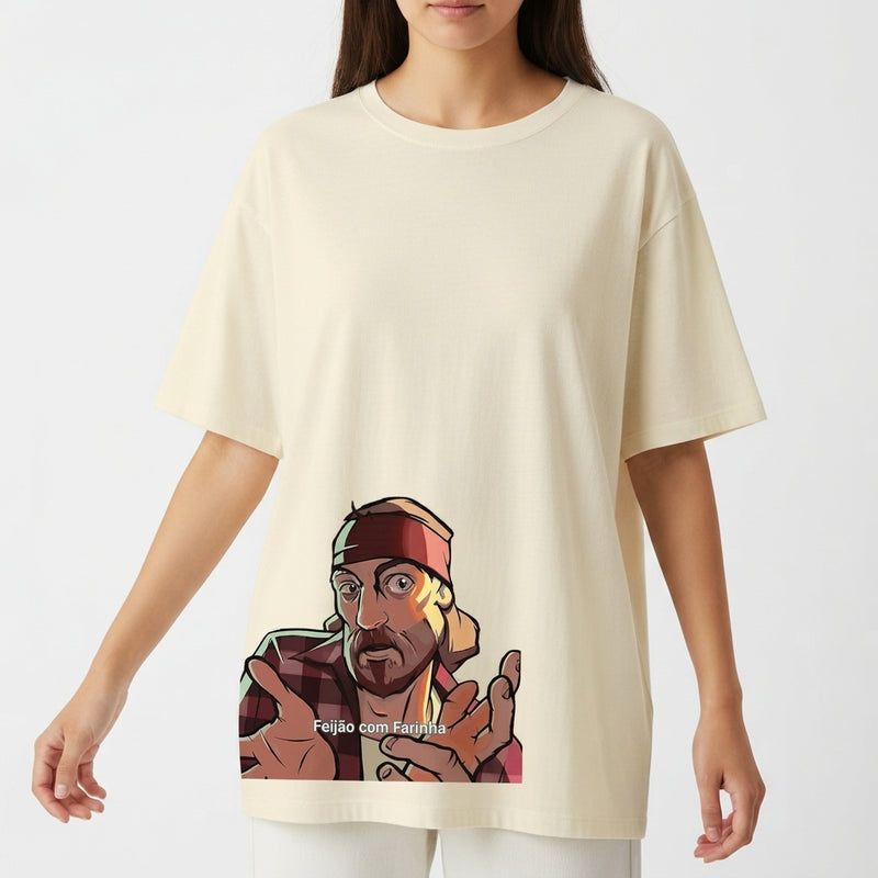 Camiseta com estampa frontal de personagem usando bandana e camisa, com expressão facial intrigante e gesto de mãos abertas; texto "Feijão com Farinha".