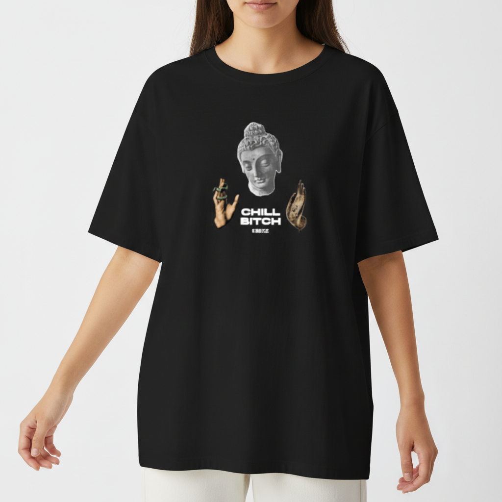 Camiseta com estampa frontal de cabeça de Buda cinza, duas mãos distintas segurando flores, uma cobra desenhada e a frase "Chill Bitch" em destaque.