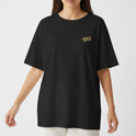 Camiseta com estampa frontal de texto pequeno e detalhe gráfico e estampa traseira de moto estilizada em garagem com texto em destaque acima.