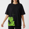 Camiseta com estampa frontal de imagem estilizada em verde de astronauta segurando capacete, com texto pequeno ao lado adicionando detalhe moderno.