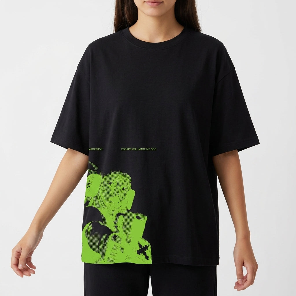 Camiseta com estampa frontal de imagem estilizada em verde de astronauta segurando capacete, com texto pequeno ao lado adicionando detalhe moderno.