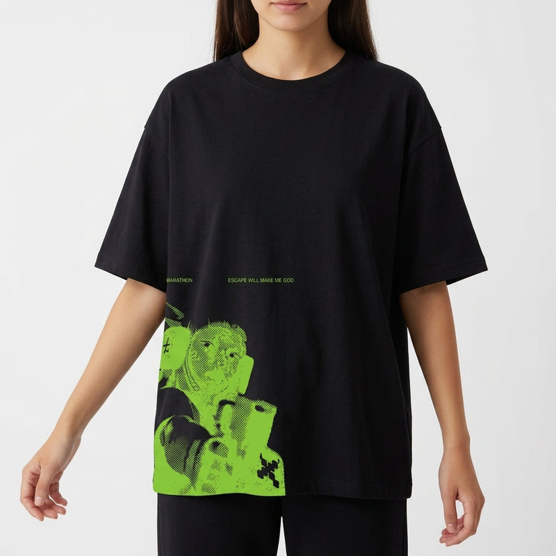 Camiseta com estampa frontal de imagem estilizada em verde de astronauta segurando capacete, com texto pequeno ao lado adicionando detalhe moderno.