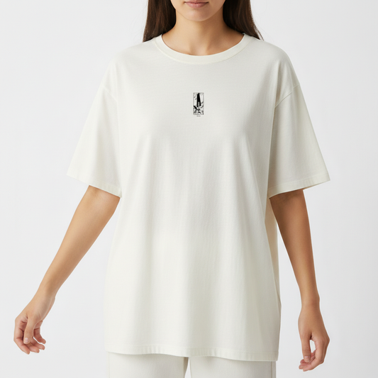 Camiseta com estampa frontal de espada e trevo de quatro folhas e estampa traseira de espada com asas, trevo de quatro folhas e textura floral.