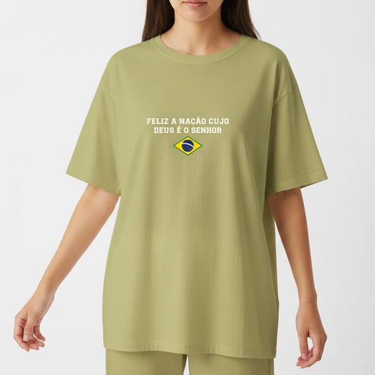Camiseta com estampa frontal de frase inspiradora acompanhada de um brasão estilizado e estampa traseira com a palavra "SALMOS" acima dos números "33" e "12".